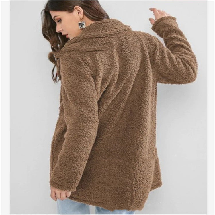 Woman wearing gray mid length loose coat with pockets