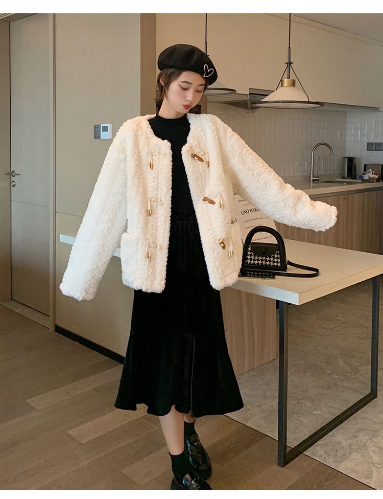 Woman wearing white short coat with long sleeves