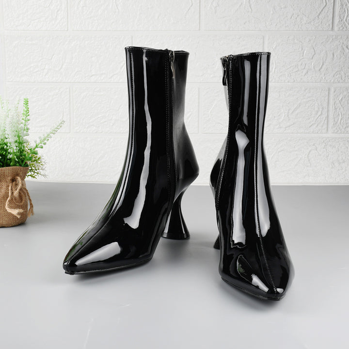Pointed toe ankle boots with stiletto heel and side zipper